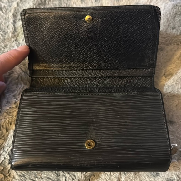 Men’s Or Women’s Louis Vuitton Black Epi compact Wallet! Vintage piece and clean - Picture 4 of 12
